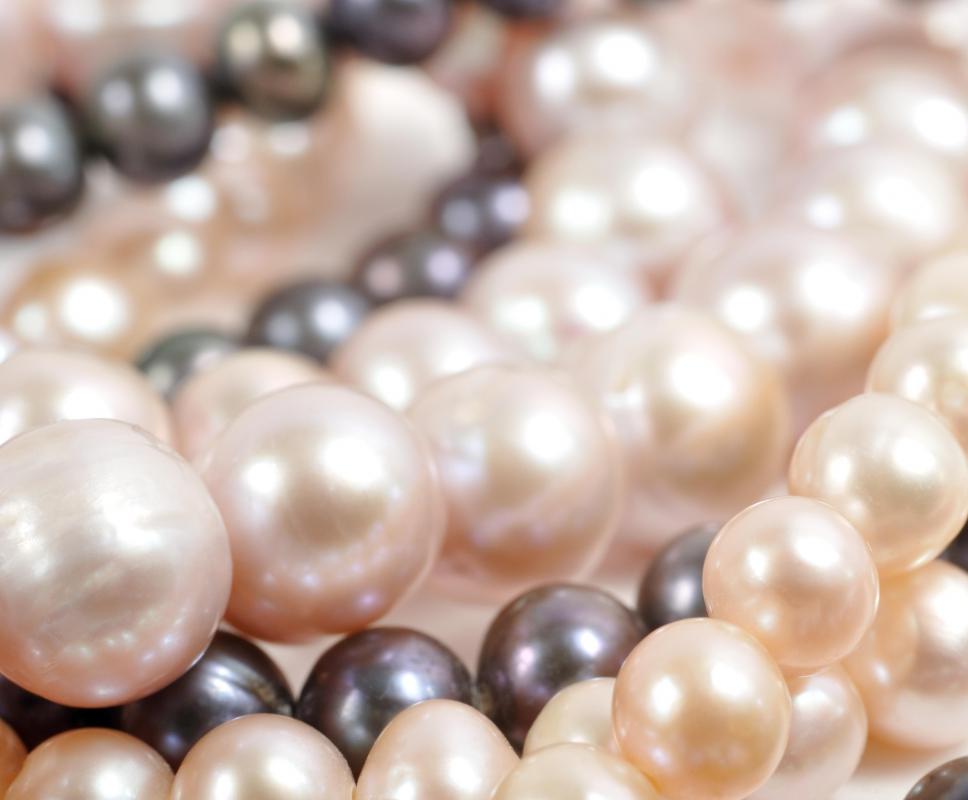 Loose pearls have many uses, including jewelry-making.