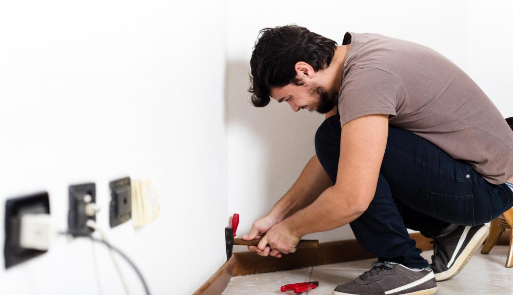 The baseboards in many houses use a plain scarf.