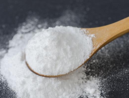 Baking soda may be combined with water to soothe itching caused by poison ivy exposure.