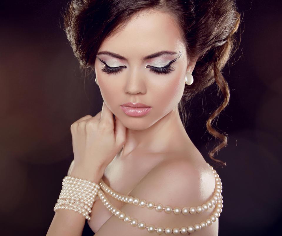 Loose pearls with drilled holes are ideal for making necklaces and bracelets.
