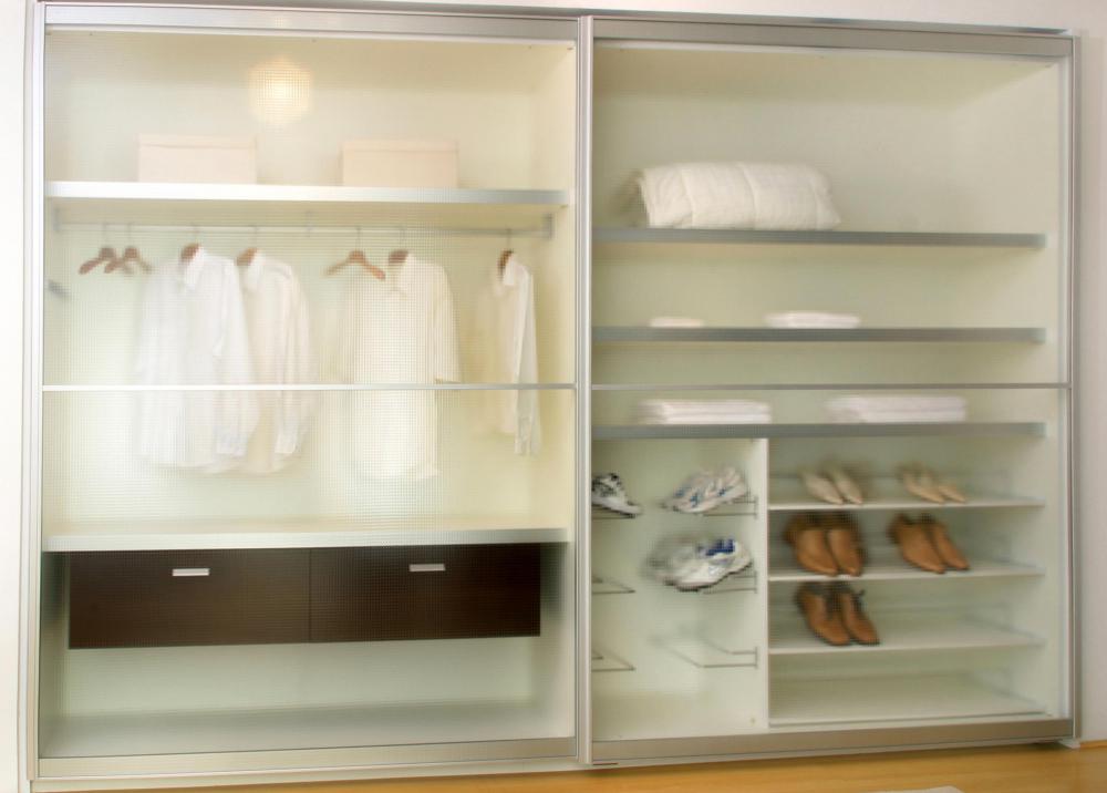 What are the Different Types of Closet Systems? (with pictures)